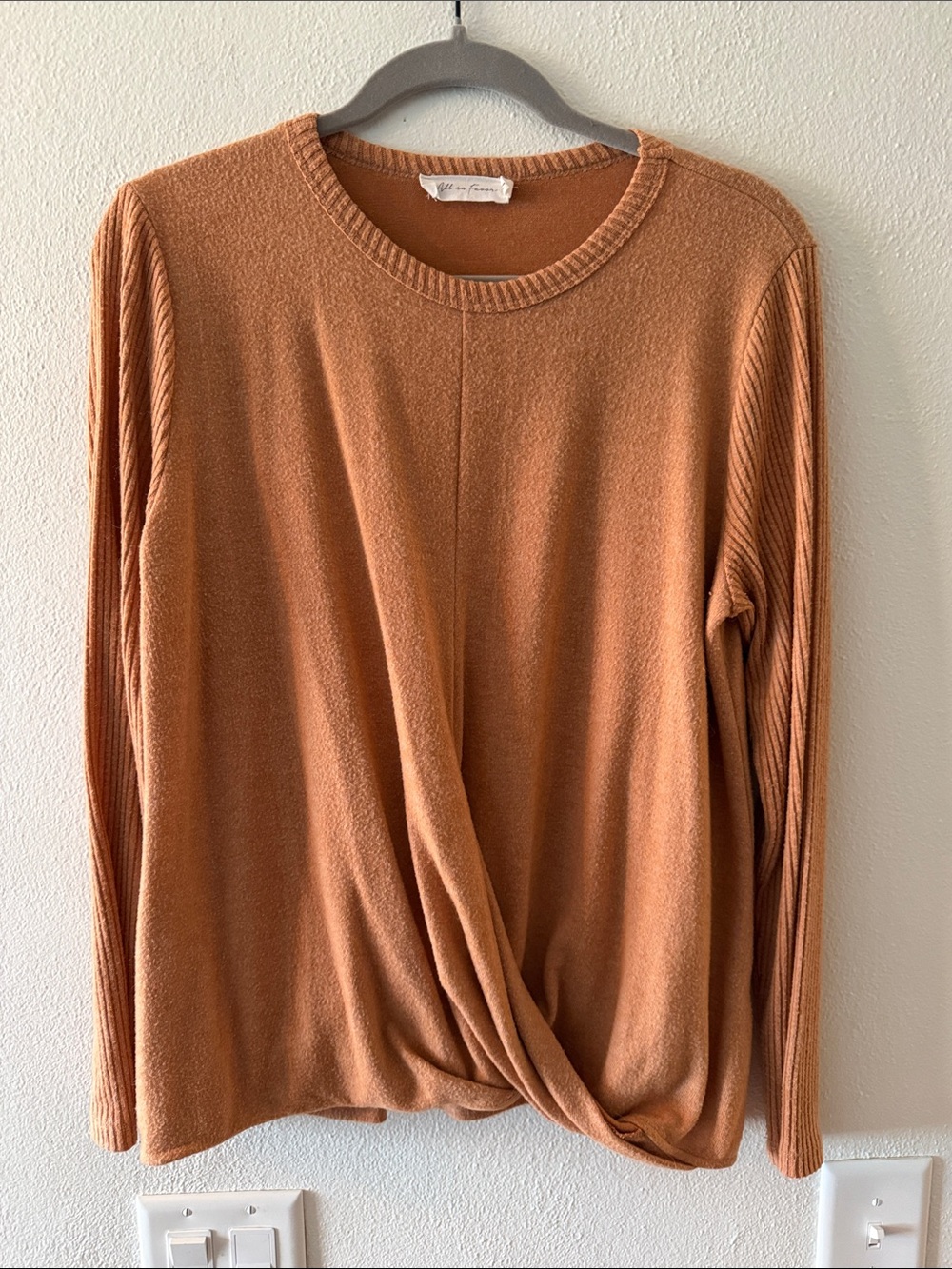 Women’s Twisted Hem Long-Sleeve Sweater in Rust